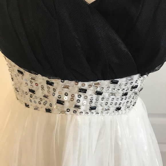 White and Black Formal Dress Juniors Size 9 - Picture 3 of 7